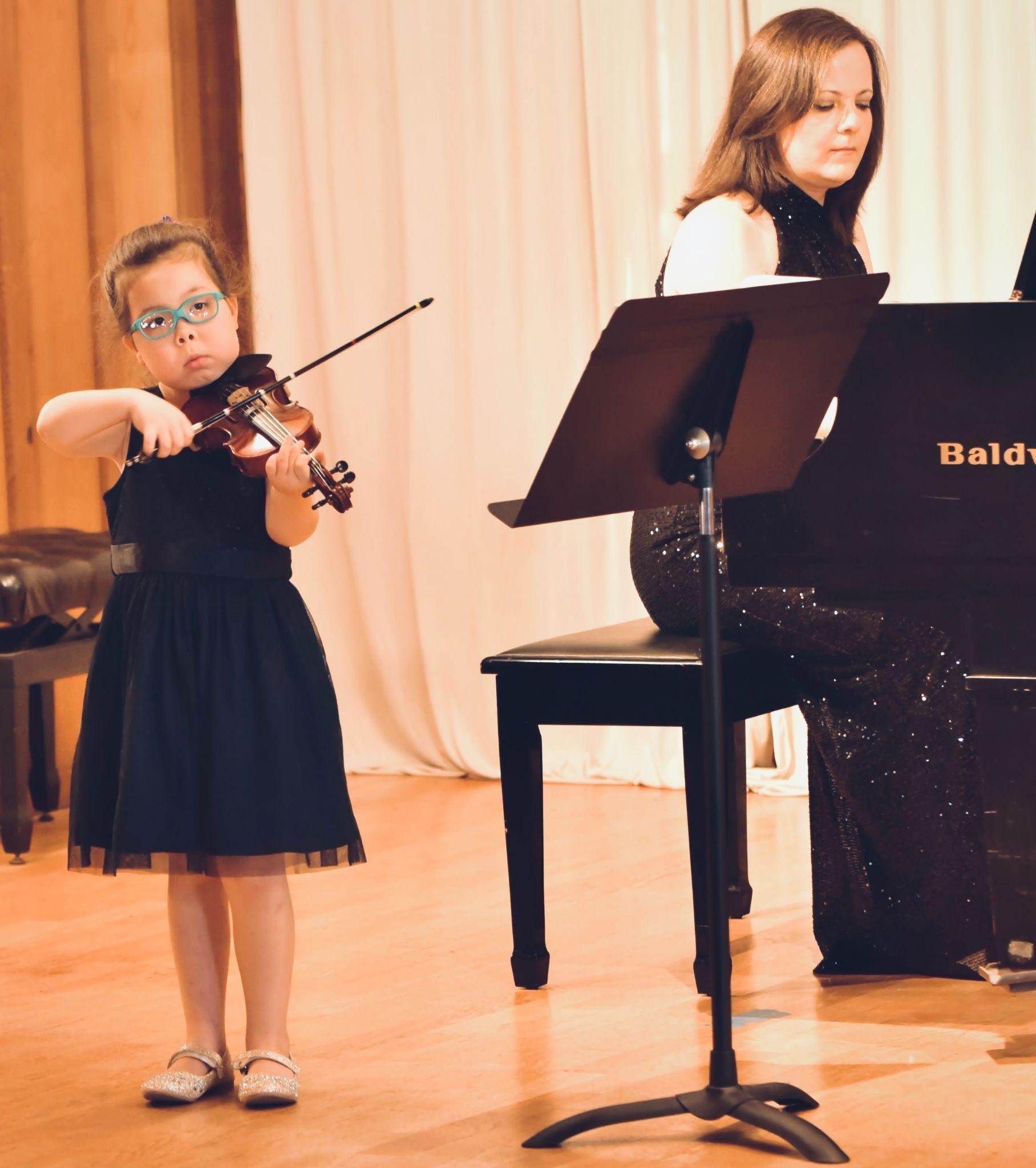 beginner violin student and Katherine Dvoskin